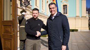 El presidente de España visitó a su par Zelensky y le prometió diez tanques