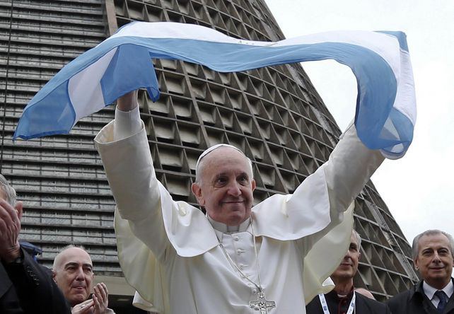 Bandera en mano. El Papa protagonizó un día de alto voltaje y volvió a mostrar su carisma. (Foto: AP)