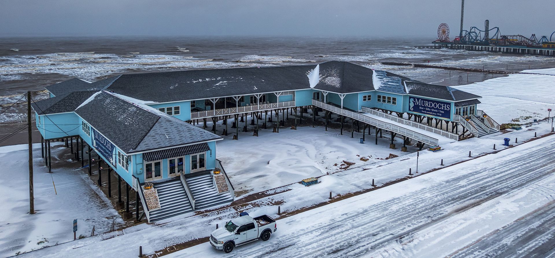 La tormenta de nieve sobre la costa oeste en Galveston, Texas, en la mañana del 21 de enero de 2025. (Michael Grimes/409 Dronegraphy vía AP) La tormenta de nieve sobre la costa oeste en Galveston, Texas, en la mañana del 21 de enero de 2025. (Michael Grimes/409 Dronegraphy vía AP)