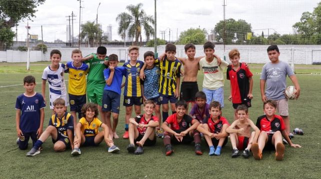 Una imagen para destacar.&nbsp; Los chicos&nbsp; de Rosario Central y Newells&nbsp; también jugaron un picadito después de las semifinales y se fueron todos felices.&nbsp; 