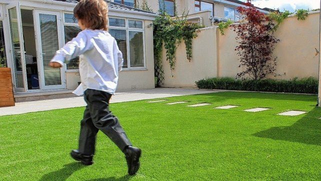 El césped artificial es una gran alternativa al césped regular en comunidades con restricciones de agua.