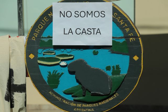 Reclamo en la sede de la Intendencia del Parque Nacional Islas de Santa Fe, en Puerto Gaboto.