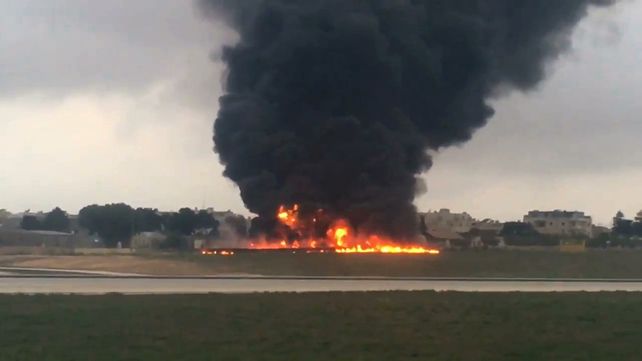 Cinco muertos tras estrellarse y prenderse fuego un avión en Malta