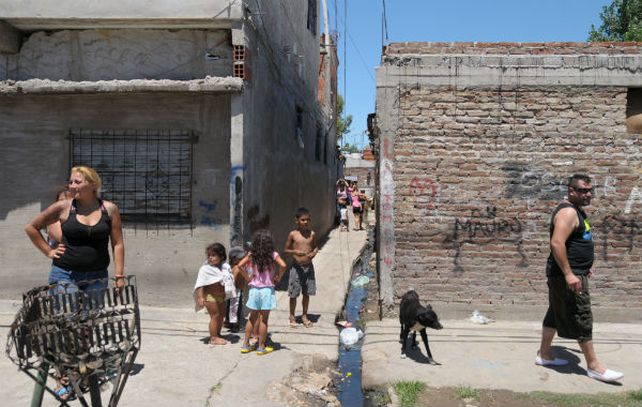 El barrio en el que vivían los tres chicos asesinados ayer a la una.