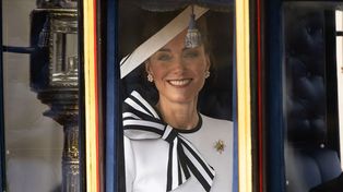 Kate Middleton se mostró al llegar al Palacio de Buckingham con su marido William y sus hijos para asistir al desfile militar “Trooping the colour”.