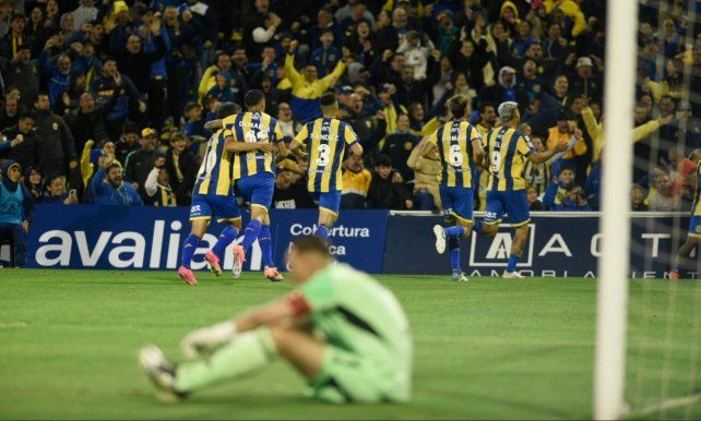 Los futbolistas de Central festejan eufóricos uno de goles frente a River