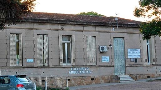 Un joven fue hallado con lesiones graves en la vía pública en Colón