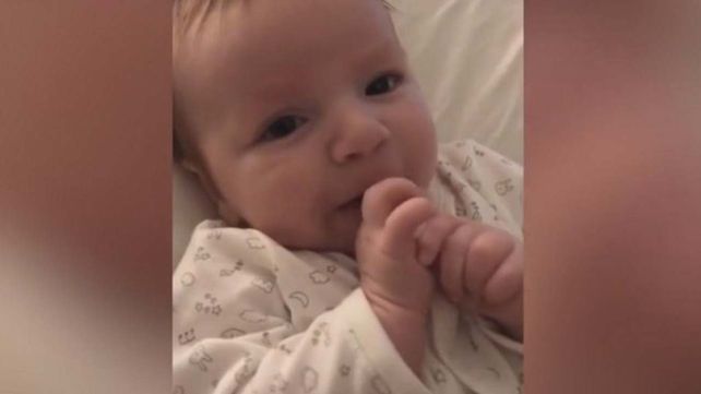 Un bebé le dice hola a su mamá, a apenas dos meses de haber nacido