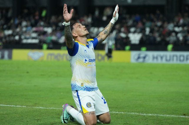 Enzo Copetti lo celebra con los brazos al cielo. Su gol le permitió a Central sumar tres puntos de oro en la Copa Libertadores.