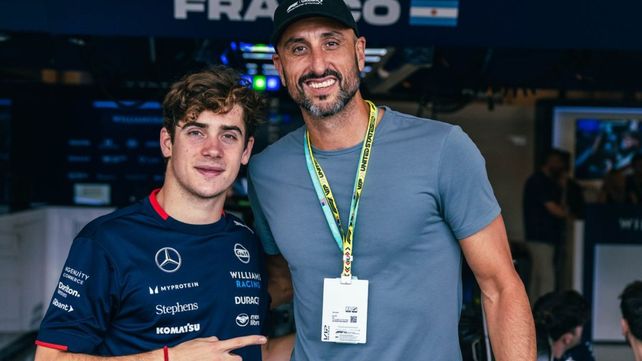 Franco Colapinto con Emanuel Ginóbili en los boxes de Austin. Un encuentro de dos grandes.