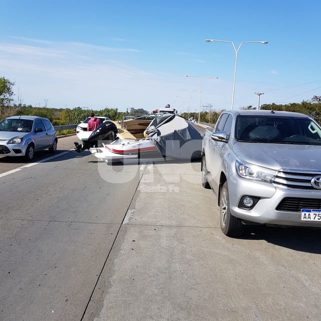 Una lancha en el medio de la ruta 168