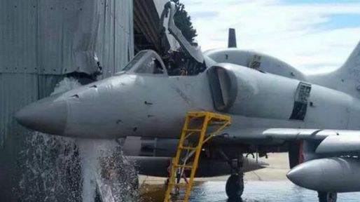 Un avión chocó contra un hangar y mató a un suboficial de la Fuerza Aérea