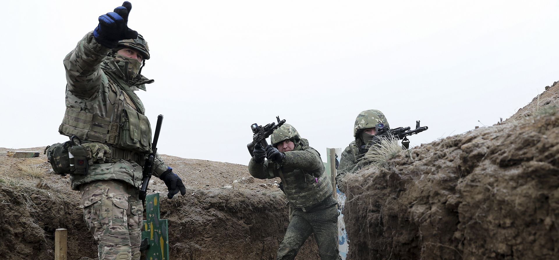 Militares rusos asisten a una sesión de entrenamiento de combate para una operación militar especial en uno de los campos de entrenamiento del Distrito Militar Sur en la región de Volgogrado, Rusia, el miércoles 12 de febrero de 2025. (Foto AP)