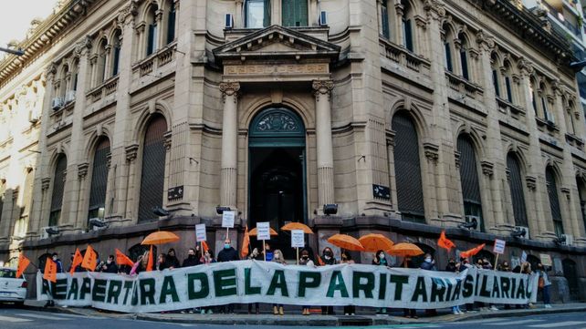 El gremio de profesionales universitarios reclama una actualización salarial y revisión periódica.