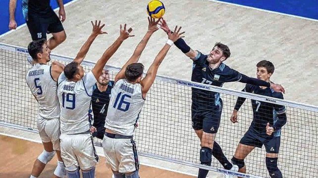Argentina cayó 3-0 ante Italia y se despidió del Mundial. Argentina cayó 3-0 ante Italia y se despidió del Mundial.
