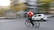 Tiempos difíciles: el servicio de delivery copa a toda hora las calles de Rosario