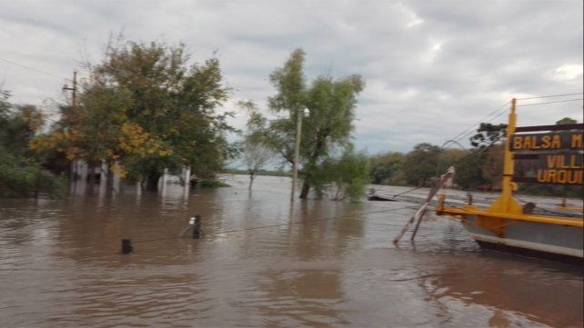 Por las intensas lluvias se desbordó el arroyo Las Conchas y debieron poner a resguardo la histórica balsa. Una vivienda está en riesgo