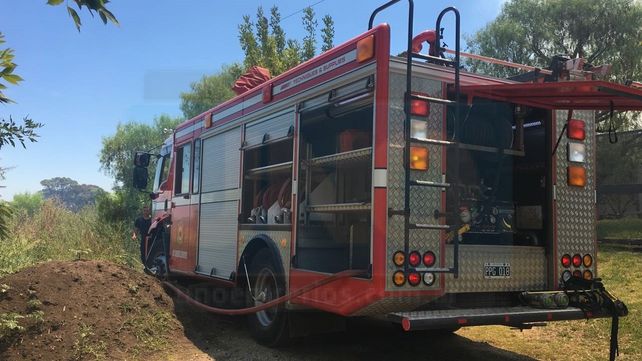 Los bomberos confirmaron que se prendieron fuego los pastizales. Foto UNO Diego Arias.&nbsp;