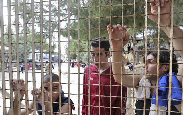 Hacinados. Tres de los 1.000 indocumentados que alberga el centro de refugiados