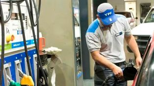 El presidente de YPF dijo que la nafta que se venda con autodespacho debería ser más barata