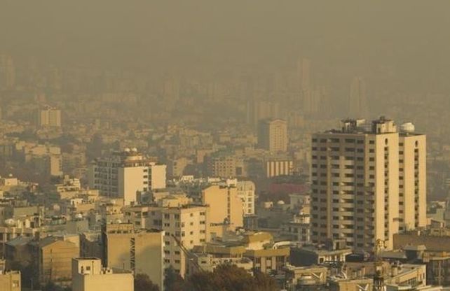 El humo mezclado con la niebla en el aire indio. El humo mezclado con la niebla en el aire indio.