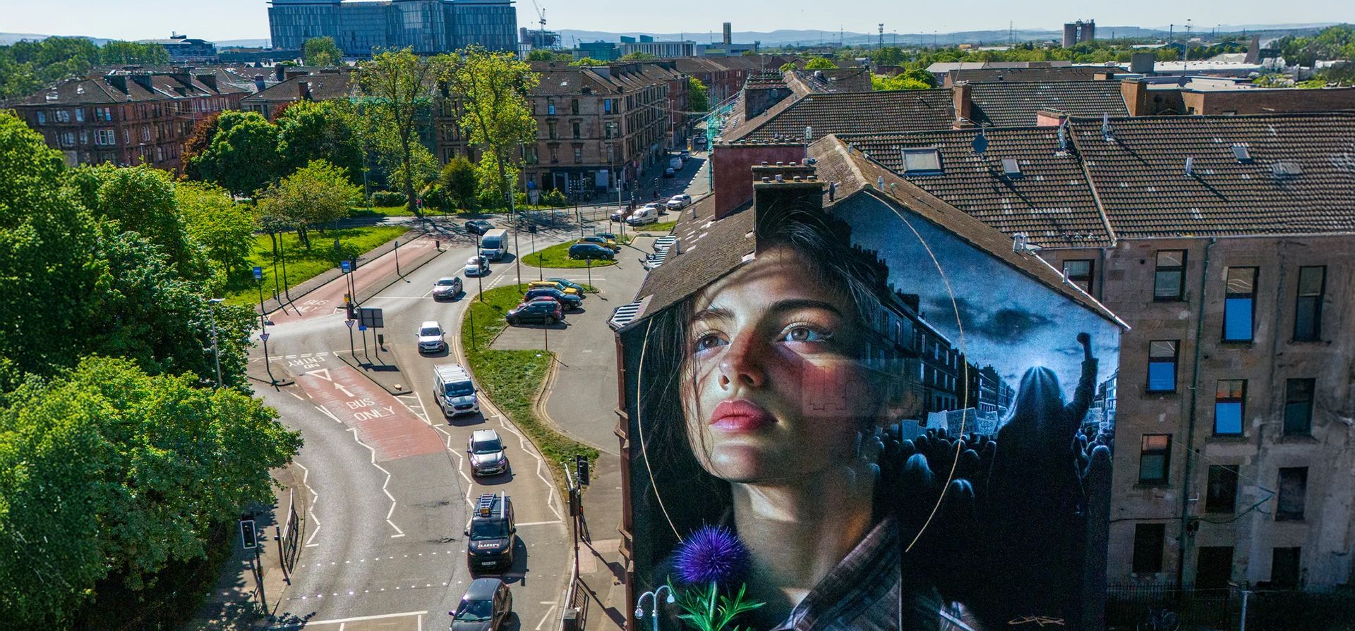 Un mural que reimagina a la icónica activista de Govan Mary Barbour como una activista moderna ha sido develado en el hastial de 1198 Govan Road. Creada por el muralista internacionalmente aclamado Jeks, la obra de arte es una representación audaz y contemporánea del espíritu de Barbour, vinculando su legado de protesta y activismo con la lucha por la justicia y la igualdad en la actualidad, Glasgow, Reino Unido. Fotografía: Jane Barlow/PA Un mural que reimagina a la icónica activista de Govan Mary Barbour como una activista moderna ha sido develado en el hastial de 1198 Govan Road. Creada por el muralista internacionalmente aclamado Jeks, la obra de arte es una representación audaz y contemporánea del espíritu de Barbour, vinculando su legado de protesta y activismo con la lucha por la justicia y la igualdad en la actualidad, Glasgow, Reino Unido. Fotografía: Jane Barlow/PA