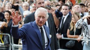 El rey al llegar a Buckingham se bajó del Roll Royce para ir a saludar al público.