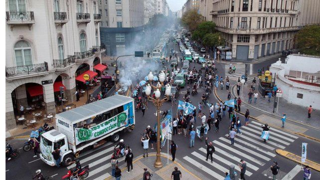 Una caravana de camiones, ómnibus y autos copó la zona del Obelisco en el Día de la Lealtad.