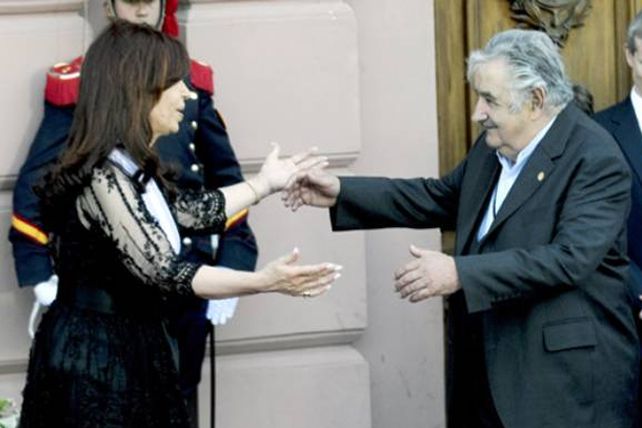 Cristina viaja el martes a Uruguay y asumirá la presidencia del Mercosur