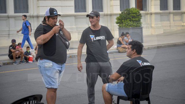 Se instalaron frente a la Casa de Gobierno. Reclaman más alimentos para los comedores y repudian el ajuste.