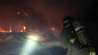 Se derrumbó una casa precaria durante un incendio impactante en la zona noroeste