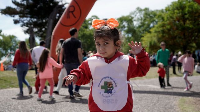 Cientos de chicos y chicas coparon el parque Alem en un minimaratón de jardines