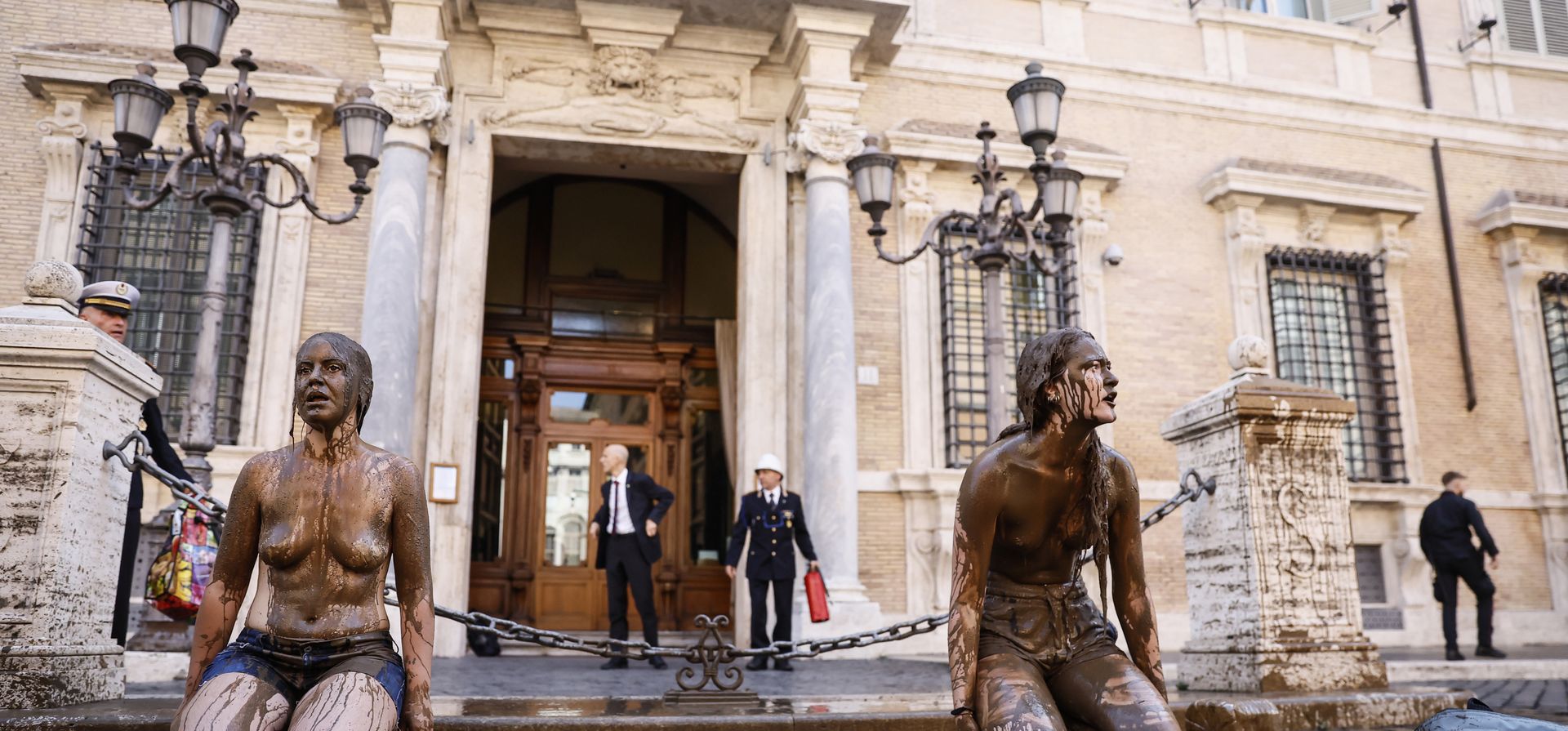 Activistas climáticos de "Extinction Rebellion" vierten barro sobre sí mismos frente al edificio del Senado, Roma, Italia. Fotografía: Cecilia Fabiano/AP Activistas climáticos de "Extinction Rebellion" vierten barro sobre sí mismos frente al edificio del Senado, Roma, Italia. Fotografía: Cecilia Fabiano/AP