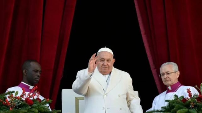 El papa Francisco pasó una noche tranquila con signos de leve mejoría