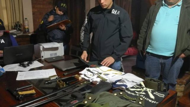 Adentro. Los paramilitares tenían un arsenal y se llamaban Compañía de Reserva Teniente Coronel Seineldín.