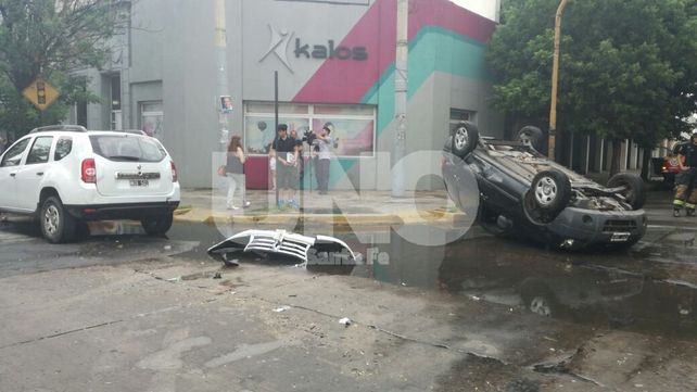 Choque de dos camionetas con vuelco y un policía herido