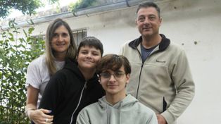 Matías Bottoni espera por su silla de ruedas, diseñada especialmente para él