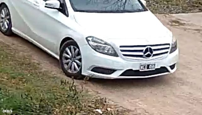 Los imputados se movían en un Mercedes Benz B200 con patentes cambiadas.