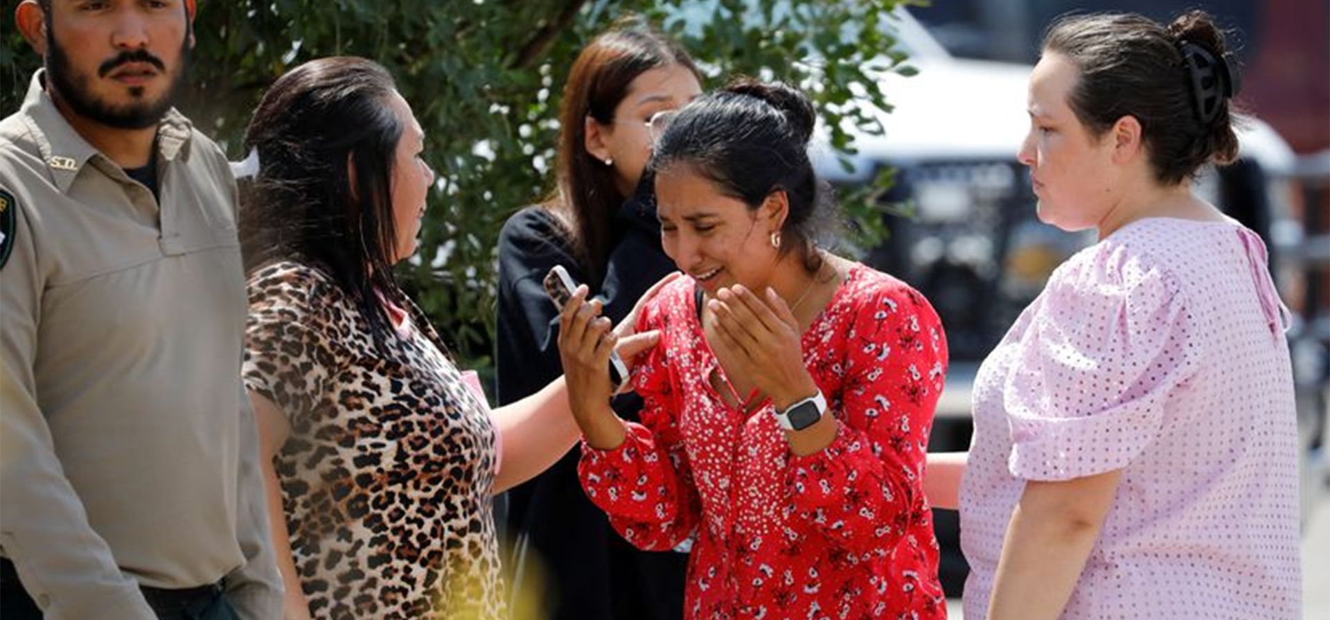 La comunidad de Uvalde se suma a nombres como Columbine, Parkland y Sandy Hook, ciudades que han sido testigos de cómo las armas irrumpen en el que debería ser el sitio más seguro de todos, los colegios. Una mujer llora cerca del centro cívico Sargento Willie de Leon.