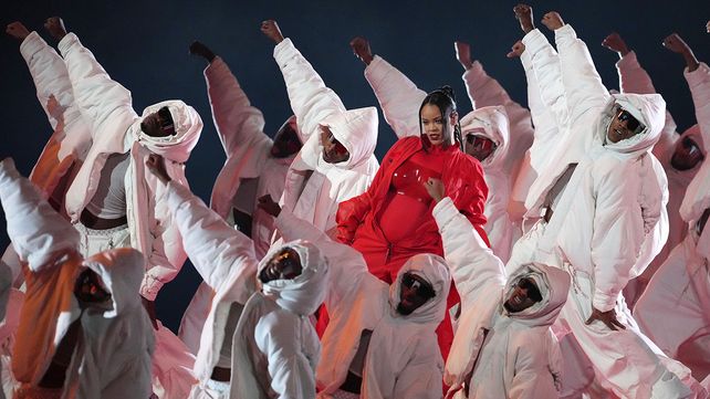 Rihanna: impactante show y confirmación de embarazo durante el Super Bowl