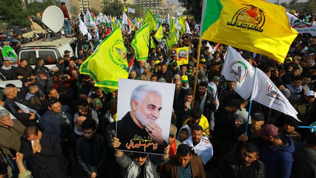 Duelo. Las milicias shiítas proiraníes de Irak exhibieron ayer su ira y dolor por la eliminación de Soleimani.