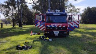 Bomberos voluntarios y personal policial se presentaron en la escena del fatal accidente