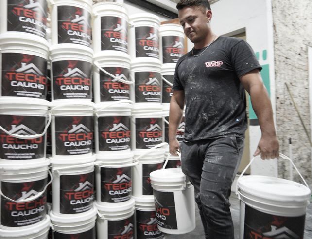 Techocaucho se hace a partir de 3 emulsiones de polímeros químicos y polvo de caucho.