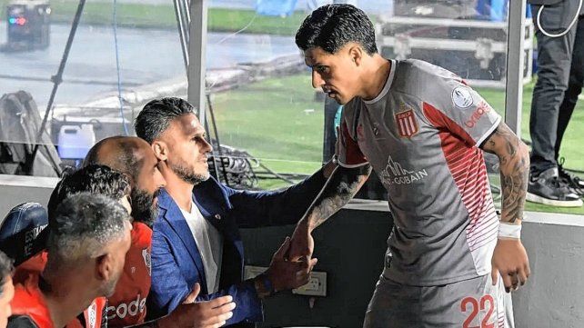Enzo Pérez se acercó al banco de suplentes de River para saludar a sus excompañeros