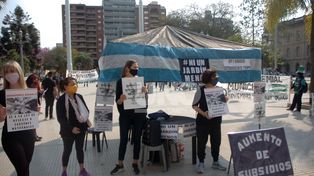 Jardines maternales instalaron una carpa negra frente a Casa de Gobierno