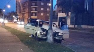 Chocó una columna de alumbrado público