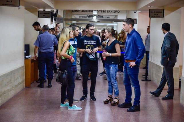 Un grupo de jóvenes afectados por la golpiza en las Cuatro Plazas durante una audiencia judicial por el caso.&nbsp;
