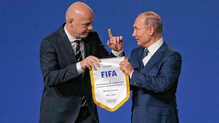 La FIFA sancionó a Rusia. Infantino junto a Putin en otra época.