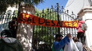 Un abrazo simbólico al edificio que ocupan actualmente fue una de las acciones de los estudiantes semanas atrás.&nbsp;