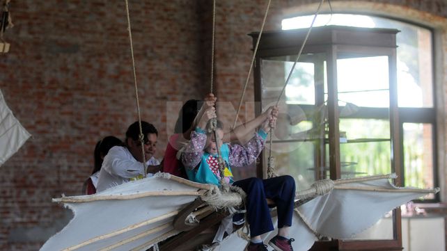 Escuelas primarias participaron de una demostración de aeromodelismo en La Redonda